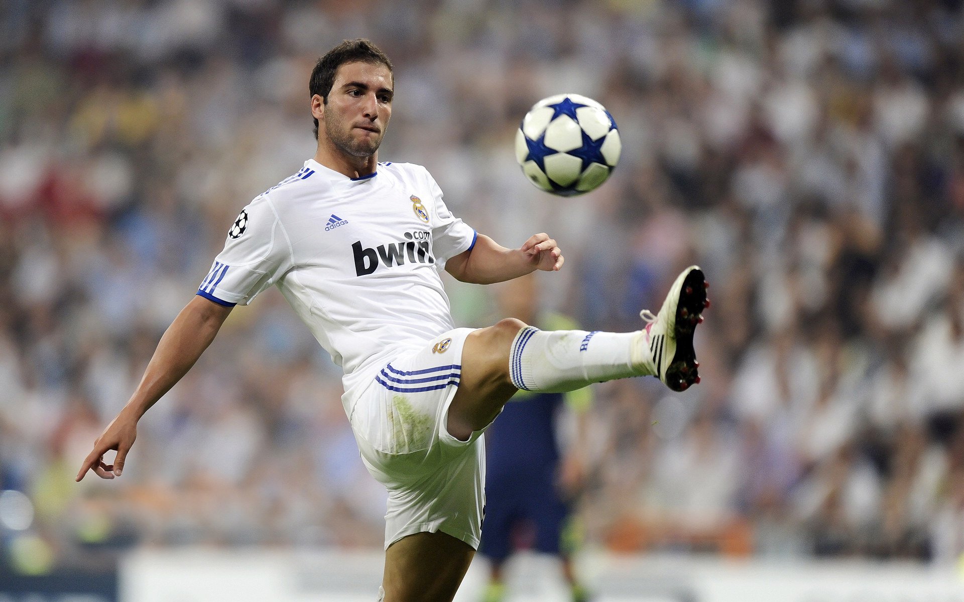 巴黎圣日耳曼继续领跑法甲，夺冠希望逐渐明朗